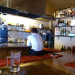 樂 - 店内は土足禁止（鉄板の周りにカウンター10席あります）