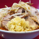 ラーメン二郎 - ラーメン半分＋ニンニク多め＋うずらSK