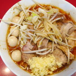 ラーメン二郎 - ラーメン半分＋ニンニク多め＋うずらSK