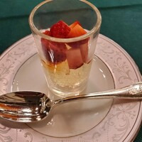 メインダイニングルーム 三笠 - 苺シャンパンゼリー