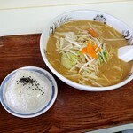 秋北食堂 - 何十年来で2回目？のラーメン(野菜味噌)にオヌギリ