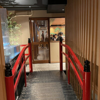 築地青空三代目 本店 - 赤の塗り橋を通り店内へ