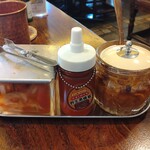 印度料理シタール - 卓上のアチャール(左)とマンゴチャツネ(右)、真ん中は黒蜂蜜