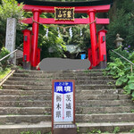 ふくろう 椿茶屋 - 県境をまたぐ鳥居✨