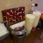 樂 - 卓上アイテムは手前より紅ショウガ・マヨネーズ・からしマヨネーズ・お好みソース・ホットソース・柚子胡椒の布陣