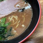 麺家 紫極 - ザラつきの強い豚骨スープ。