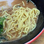 麺家 紫極 - 酒井製麺の中太麺。