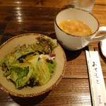 グリル 小松屋 - ランチはスープとサラダ付き。キャベツに玉ねぎ、ベーコン入りのコンソメスープに、すりおろし野菜のドレッシングに酸味があって、シャキシャキのレタスも美味しいです。