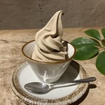 カフェスロー - ソフトクリーム（森のヴィーガンコーヒー）