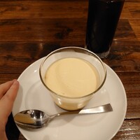グリル 小松屋 - プリン 330円、オーガニックぶどうジュース(赤)770円✨プリンはなめらかでクリーミーなタイプ♡生クリームやバニラ感たっぷり。ぶどうジュースも、すんごい濃くて美味。ワインにも使えるぶどうだそうな。