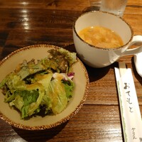 グリル 小松屋 - ランチはスープとサラダ付き。キャベツに玉ねぎ、ベーコン入りのコンソメスープに、すりおろし野菜のドレッシングに酸味があって、シャキシャキのレタスも美味しいです。