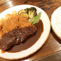 グリル 小松屋 - ビフカツ  1,700円✨サラダとスープ付きです♪濃厚で深みのあるドミグラスソースと、グリルされた野菜、カレー風味のパスタが至福のおかずです。