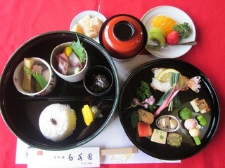 h Hakusuien - お花見弁当はなんと言っても向月弁当　お値打ちは太鼓判付き、お刺身は生きが良く掘っても掘っても入っています。