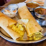 Andhra Dining - ドーサは中にカレー味のジャガイモが。（ランチ・ドーサ・セット）