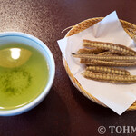 富松うなぎ屋 - 骨せんべいとお茶。