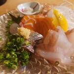 Osakana Dainingu Kiraku - 刺身三点盛り合わせ（990円）