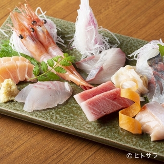A gathering of delicious local foods such as Toyama's seasonal seafood, branded meat, and freshly harvested vegetables.