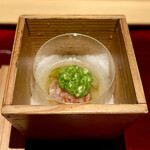 銀座 しのはら - ②加茂茄子の脂煮、車海老、雲丹、長芋、桜の種〜金と銀の糸は、五色の糸は笹にかけて厄払いをしたという行事を模倣したもの。爽やかな賀茂茄子と長芋に車海老の海の香りをのせて。