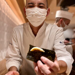 銀座 しのはら - ⑩平貝の山椒醤油磯辺焼き、唐墨〜厚みのある平貝にインパクトある山椒醤油。手渡しするお弟子さんの笑顔が可愛い♫