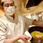 銀座 しのはら - お弟子さんが生き生きしているのもご主人のやり方なんでしょうね。毛蟹、トウモロコシ、枝豆の炊き込みご飯も彩り鮮やかで食欲をそそる。