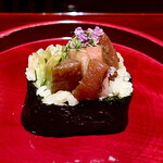 銀座 しのはら - ⑤鮪太巻き〜鮪のトロ、赤身、漬けのバラエティーにとんだ太巻き。ガリをのせて頂いてもgood♫