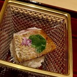 銀座 しのはら - ④ノドグロの幽玄焼き、酢飯～抜群の火入れのノドグロ、かなり酢を効かせた酢飯と茗荷がノドグロの濃い脂に中和されて旨味がアップしている。