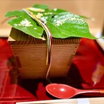 銀座 しのはら - 七夕をメインテーマに梶の葉をのせた料理から。梶の葉は彦星が天の川を渡る際の船の舵の形に似ているから。金と銀の糸は、五色の糸は笹にかけて厄払いをしたという行事を模倣したもの。