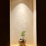 銀座 しのはら - 玄関アプローチの飾り棚には生花が。