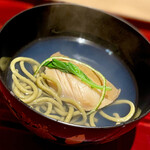 銀座 しのはら - ③鮑の肝を練り込んだ魚素麺〜かなりや濃厚な太い鮑素麺。ガッツリ鮑の入ったやっぱり田舎素麺だが、出汁は繊細にして上品な香りに包まれている。