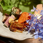 銀座 しのはら - ⑨八寸・大皿（竹筒～桑名蛤と三つ葉のお浸し） ・〃    （大皿～胡瓜とクラゲと鰻の酢の物、蛸と小豆の小倉煮、穴子の山椒焼き、卵しんじょう） ・〃　（鬼灯～椎茸とインゲン豆の胡麻白和え）