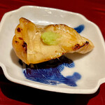 銀座 しのはら - ⑧スズキの焼き物〜小皿にはふっくらと焼きあがったスズキに山葵添え。唐突にスズキ小皿とは、やっぱり意図を推測してしまう。