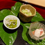 銀座 しのはら - ⑨八寸～篠原さんは余程八寸が好きなのだろう。大皿に乗り切れない位に溢れた料理は、小鉢と小皿を分けて堪能させて頂ける。・小鉢（無花果の胡麻たれ、万願寺唐辛子、ずんだ豆に帆立と白瓜）