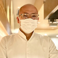 銀座 しのはら - マスク越しの穏やかな笑顔の篠原さん。料理だけでなく一つ一つの所作や飾付けにも、何某かの意図がある。もはや修行僧の雰囲気すら感じさせ、食べ手を飽きさせず巻き込んでしまう人間力に魅入られてしまうんだな〜♡