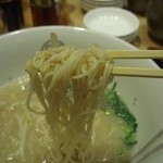 白うまの麺は細いですね。
