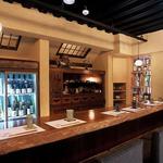 昔ばなし - 酒好きが集うカウンター。試飲もできます。