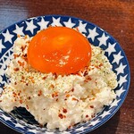 Eru Hausu Kamiya - 奈良漬けのポテトサラダに奈良漬けの卵黄が乗りました！
      漬けが浅いと卵黄がデカくて割れていませんが、しっかり漬かると小さくなり割れます…が、ねっとり奈良漬け感満載！