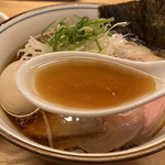 らぁ麺 ふじ松 - 鶏油入りのスッキリ醤油スープ