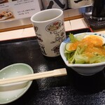 Hacchou bori sushi tajima - 先にサラダなどが提供される 202207