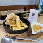Adult tteokbokki mitarashi ~ served with hojicha ice cream ~