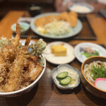 Tatsumiya - 天丼定食 1518円
      おばん菜3点、お新香、うどん