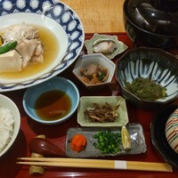 対馬のどぐろとイカ活き造り 博多 魚蔵 都ホテル店 - 四季の定食