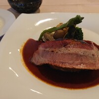特選近江牛レストラン ティファニー - ハンバーグステーキ  ベーコンがのっていて、肉が見えづらいですが、かなり厚めに形成されたハンバーグは口に入れるととけちゃうほどやわらかくてなめらか  ソースはあっさりしており、肉の邪魔にならない味