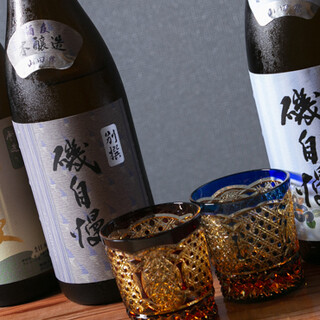 除了当地出产的酒之外，还准备了使用静冈县的茶制作而成的饮料!