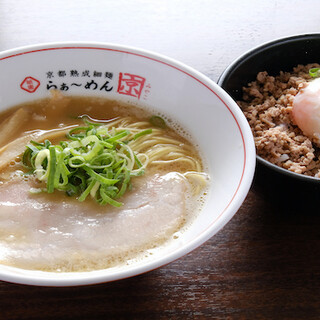 A gem of a soup made with low-temperature aged thin noodles and a soup packed with the flavor of chicken.