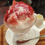 珈琲館 - 苺みるくのかき氷