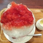 珈琲館 - 自家製苺シロップたっぷりのかき氷と練乳（別容器）