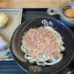 Hanamaru Udon - とろ玉ぶっかけ冷の小　　　　　　　　　　　　　　　　　半熟玉子天、梅しらすおにぎり