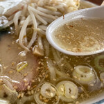 手打ラーメン みうら - やはりこのスープあっての塩らーめんです！あっさりでも、鶏がらとゲンコツのダシが出ているので深みがある❣️うまく出来てる‼️