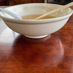 手打ラーメン みうら - あまりにスープは多いので完飲出来ないが、思った通りの素晴らしい塩らーめんでした❣️そりゃ人気店だわ‼️