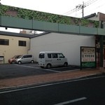 Ibukichi - お店の斜め前が駐車場です。